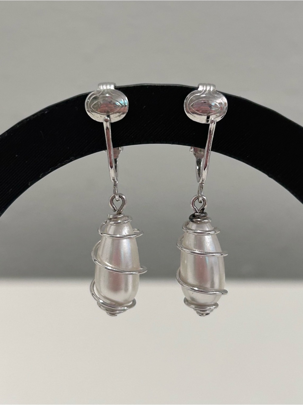 Vintage Sarah Coventry Faux Pearl Clip On Earrings Silvertone Wire Wrap Dangle